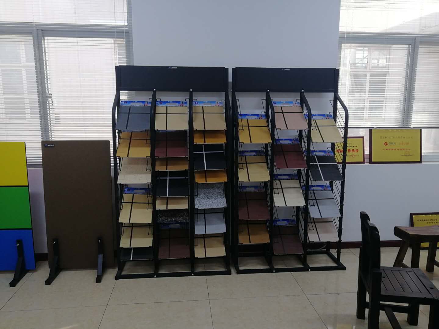 ?冠晶石和水包砂外墻涂料的區(qū)別，你知道多少